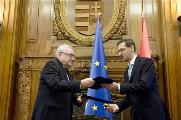 Varga Mihály nemzetgazdasági miniszter (j) és Baranyay László, az Európai Beruházási Bank (EIB) alelnöke kicserélik a dokumentumokat, miután félmilliárd euró hitel felvételéről szóló szerződést írtak alá a Nemzetgazdasági Minisztériumban 2015. szeptember 28-án. A 1,5 milliárd euró hitelkeret részeként aláírt első hitelszerződés 500 millió euróról szól, amelyet Magyarország három éven belül használhat fel az uniós projektek társfinanszírozására, az operatív programok keretében megvalósuló projektek központi költségvetési kiadásainak refinanszírozására. MTI Fotó: Koszticsák Szilárd