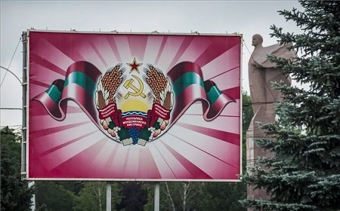 Moldova szakadár, magát Dnyeszter Menti Köztársaságnak nevező területének címere és egy Lenin-szobor a terület fővárosában, Tiraszpolban 2013. június 7-én. MTI Fotó: Czeglédi Zsolt