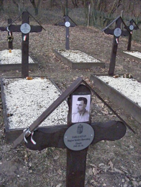 Temető - A 2. Ukrán front felderítő zászlóalja KÁPOLNAPUSZTA teljes férfi lakosságát kivégezte