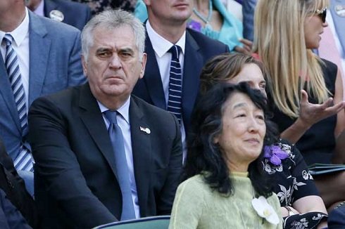 Szerbia elnöke teniszmeccset néz Londonban, amíg a népe éhezik