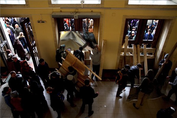 A Kijevben folyó hatósági erőszak elleni tüntetők eltorlaszolják a bejáratot Kárpátaljai megyei állami közigazgatási hivatal épületének elfoglalása után Ungváron 2014. február 19-én. MTI Fotó: Nemes János