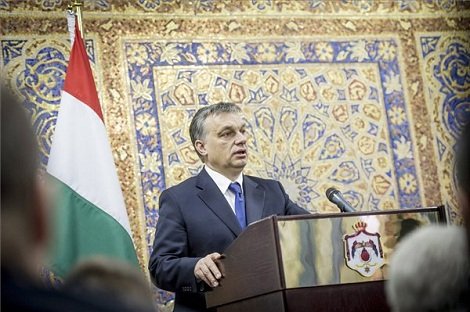A Miniszterelnökség által közreadott képen Orbán Viktor miniszterelnök beszél az Abdalláh Enszúr jordán kormányfővel folytatott megbeszélése után tartott közös sajtótájékoztatón Ammánban 2013. március 18-án. A magyar miniszterelnök negyventagú üzleti küldöttséggel, miniszterekkel, államtitkárokkal utazott hivatalos látogatásra Jordániába. MTI Fotó: Miniszterelnökség/Burger Barna