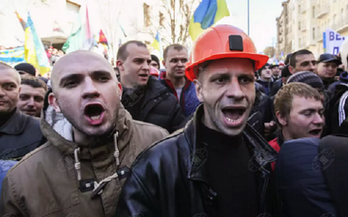 Kijev- Bányászok tüntetnek, közben a képviselők verekednek a parlamentben