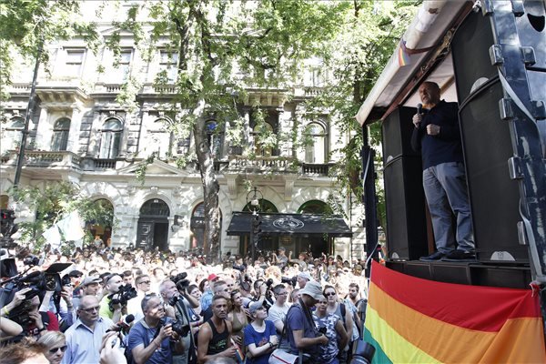 Budapest, 2015. július 11. Fischer Iván Kossuth-díjas karmester beszél a 20. jubileumi Budapest Pride felvonulás megnyitóján Andrássy úton, az Operánál 2015. július 11-én. MTI Fotó: Szigetváry Zsolt