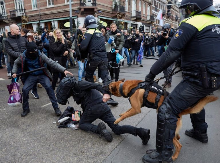 Amszterdam: Covid-korlátozások ellen tiltakozók összecsaptak a rohamrendőrökkel