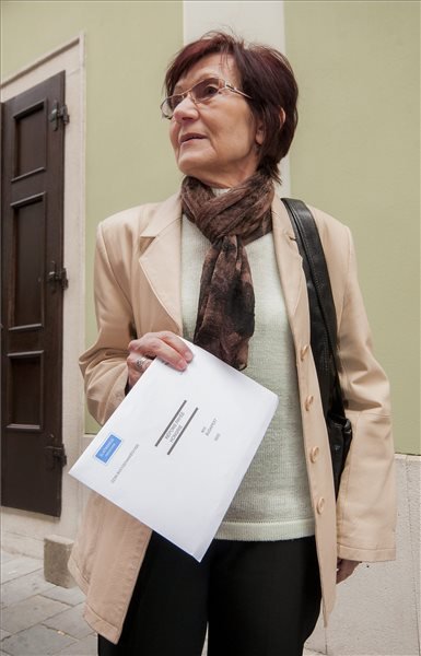 A szlovák állampolgárságától a magyar felvétele miatt megfosztott Dolník Erzsébet érkezik szavazatának leadására a pozsonyi magyar konzulátusra 2014. április 2-án. MTI Fotó: Krizsán Csaba