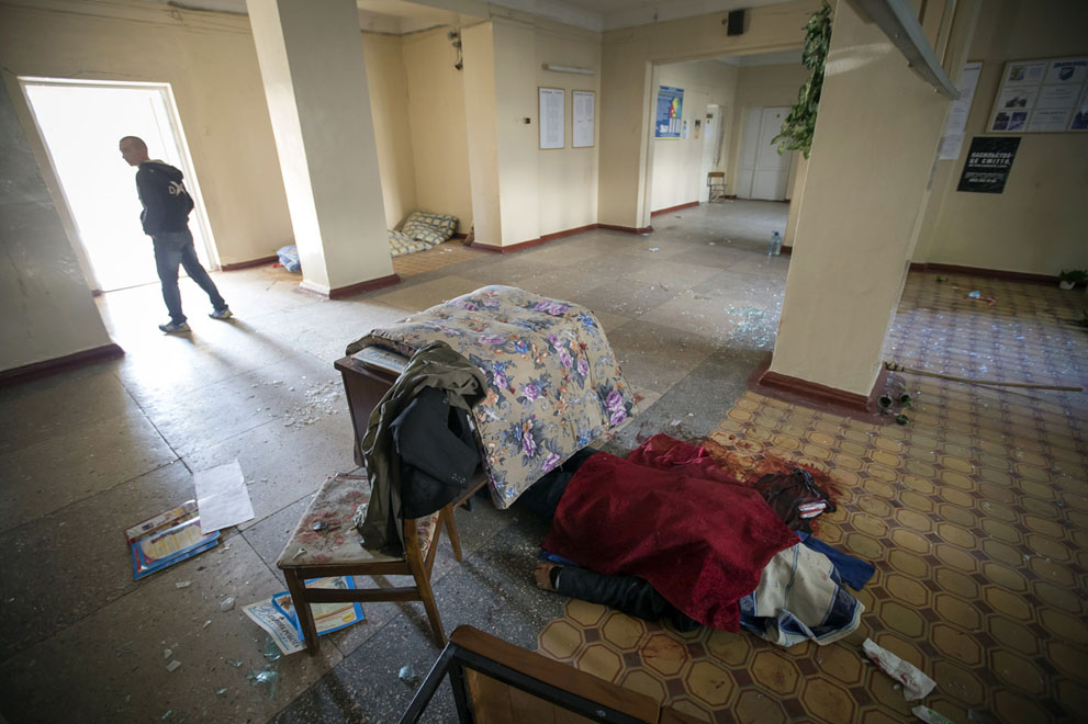 Egy biológia tanár holtteste ágyúzás után egy iskolai teremben, Donyeckben.  (Reuters / Shamil Zhumatov) 