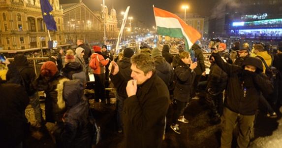 Életveszélyes úton a magyar „ellenzék”