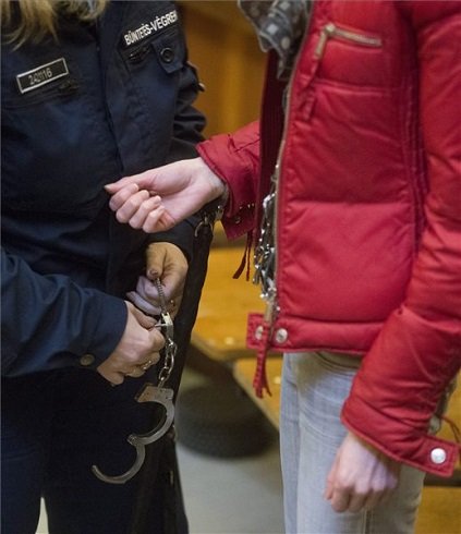 Eva Rezesová, a 2012. augusztus 21-én hajnalban az M3-as autópályán történt, négy halálos áldozatot követelő közlekedési baleset okozásával vádolt szlovák nő kezéről veszik le a bilincset büntetőperének tárgyalásán a Budapest Környéki Törvényszék tárgyalótermében 2013. november 22-én. Eva Rezesovát hat év fogházbüntetésre ítélte első fokon, nem jogerősen a Gödöllői Járásbíróság. MTI Fotó: Koszticsák Szilárd