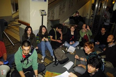 A forgatókönyv és a hőbörgők ugyanazok – Megrohanták az Emmi épületét a HaHa  „aktivistái”