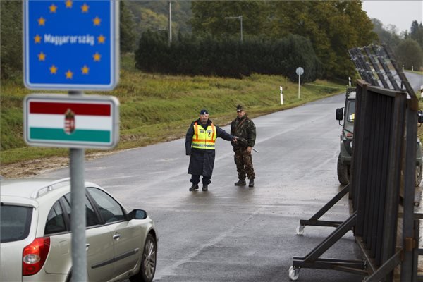 Rendőr és katona együtt ellenőriz egy autóst a magyar-szlovén határnál, a Tornyiszentmiklós-Pince határátkelőnél 2015. október 17-én. Magyarország ideiglenes jelleggel, a schengeni szabályokkal összeegyeztethető formában visszaállította a határellenőrzést a magyar-szlovén határon, mert Horvátország által Szlovénia felé indított migránsok jelentek meg a magyar határ közvetlen közelében, Rédicsnél. MTI Fotó: Varga György