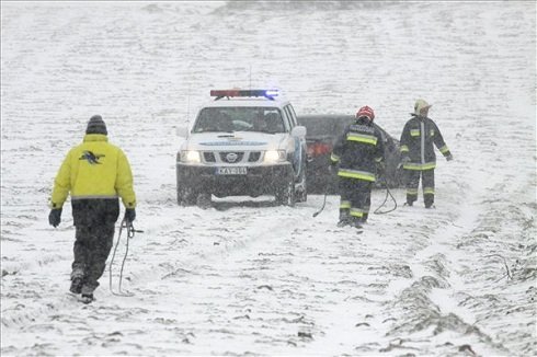Országszerte havazásra, hófúvásra figyelmeztet a meteorológiai szolgálat keddre