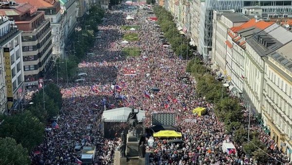 Jön a tél: A 70 ezres prágai tiltakozás megmutatja mi vár Európára