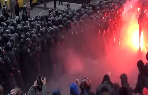 A világ Ukrajnára figyel – Kijev utcáin a provokátorok erőszak kampánya