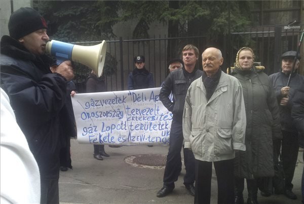 Az Ukrán Népi Mozgalom (Ruh) nacionalista szervezet tucatnyi aktivistája tüntet Magyarország kijevi nagykövetsége előtt 2014. november 7-én. A demonstrálók Orbán Viktor miniszterelnök szerintük "Ukrajna-ellenes" kijelentései és a Déli Áramlat gázvezeték építése ellen tiltakoztak. MTI Fotó: Kovács Andrea