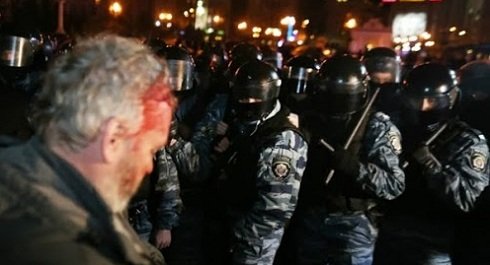 Kijev- A rohamrendőrök kiszorították a tüntetőket az egész kormányzati negyedből