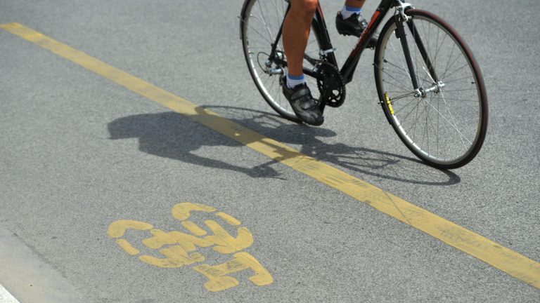 A kerékpárosok vizsgázzanak KRESZ-ből, és a  felelősségbiztosítást rájuk is ki kell terjeszteni!