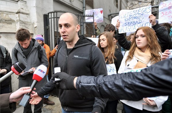 Rózsa Milán, a tüntetés egyik résztvevője sajtótájékoztatót tart a Fidesz budapesti, Lendvay utcai székházánál, miután az alaptörvény negyedik módosítása ellen tiltakozó civilek demonstrációt kezdtek az épület udvarán.