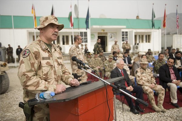 Domján László vezérőrnagy, a Magyar Honvédség Összhaderőnemi Parancsnokságának parancsnoka beszél a PRT munkáját lezáró ünnepségen a magyar Camp Pannónia táborban, az afganisztáni Puli-Humriban 2013.