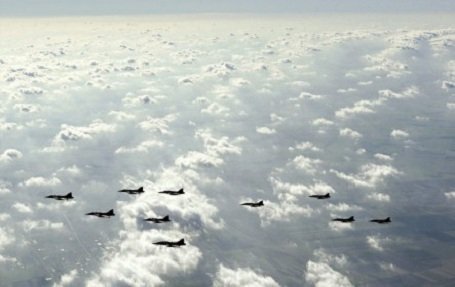 A magyar légierõ JAS-39 Gripen vadászgépei repülnek kötelékben