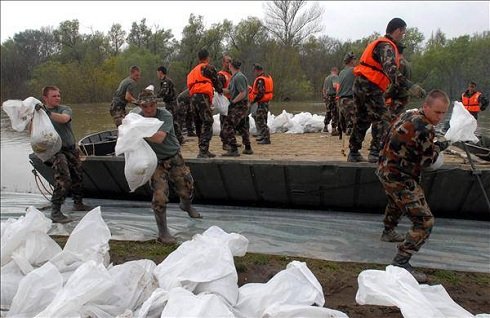 A Magyar Honvédség készen áll az árvízvédelmi feladatok ellátására