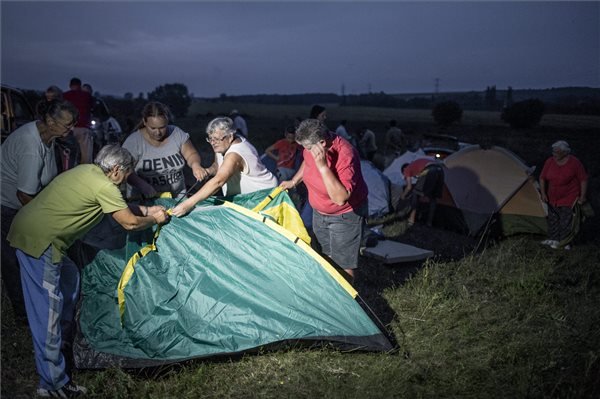 2015. augusztus 3. Helyi lakosok tiltakozásul sátrakat állítanak Martonfa határában, a tervezett befogadóállomás helyszínén 2015. augusztus 2-án este. A Magyar Közlönyben július 31-én megjelent kormányrendelet szerint a volt honvédségi lőtéren ideiglenes befogadóállomást terveznek az illegális bevándorlók elhelyezésére.