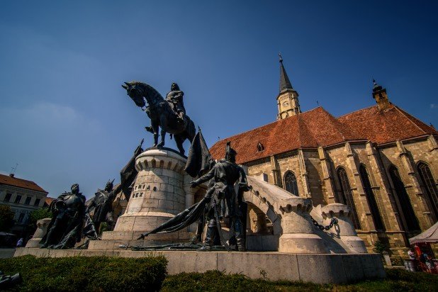 Megrongálták a Kolozsvár Fő terén álló Mátyás-szoborcsoportot
