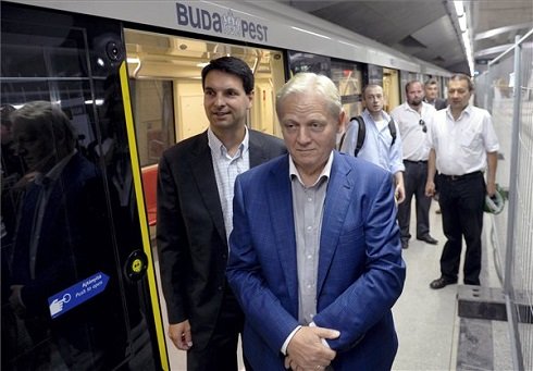 Németh Zoltán, a Fidesz fővárosi frakcióvezetője (b) és Tarlós István főpolgármester (k) kiszállnak egy Alstom metrőszerelvényből a négyes metrón szervezett első, sajtónyilvános utazáson a Kálvin téri állomáson, ahol a főpolgármester sajtótájékoztatót tartott 2013. július 29-én. Az eseményen a főpolgármester bejelentette, hogy 2014. március 31-től utasokat szállít a négyes metró Budapesten. MTI Fotó: Beliczay László