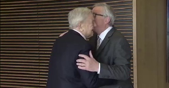 Nem kérünk Soros és Juncker csókjából