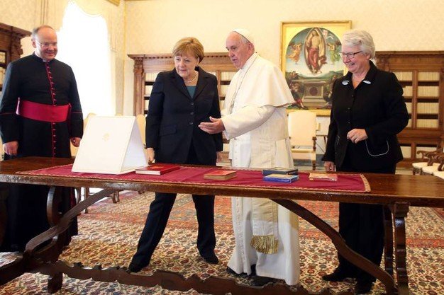 Nadrágban a Vatikánban - hivatalos látogatáson. A kép mindent elmond...