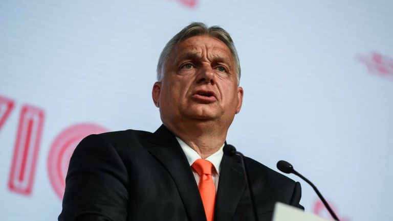 Orbánt egyre nagyobb támadás éri a tusnádfürdői „faji” megjegyzései miatt