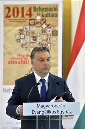 Orbán Viktor miniszterelnök beszédet mond a Deák Téri Evangélikus Gimnáziumban 2013. október 31-én, ahol megállapodást írt alá Gáncs Péterrel, a Magyarországi Evangélikus Egyház elnök-püspökével. MTI Fotó: Máthé Zoltán