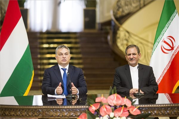 A Miniszterelnöki Sajtóiroda által közreadott képen Orbán Viktor miniszterelnök (b) és Esak Dzsahangiri iráni első alelnök sajtótájékoztatója Teheránban 2015. november 30-án. MTI Fotó: Miniszterelnöki Sajtóiroda/Szecsődi Balázs