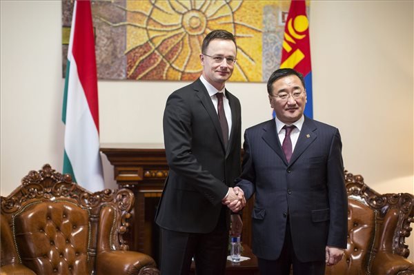 A Miniszterelnöki Sajtóiroda által közreadott Lundeg Pürevszüren mongol külügyminiszter (j) fogadja Szijjártó Péter külgazdasági és külügyminisztert Ulánbátorban 2015. január 26-án.