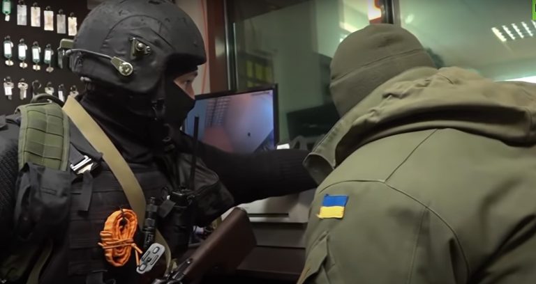 Orosz ejtőernyősök őrzik a csernobili atomerőművet az Ukrán Nemzeti Gárdával együtt (videó) 