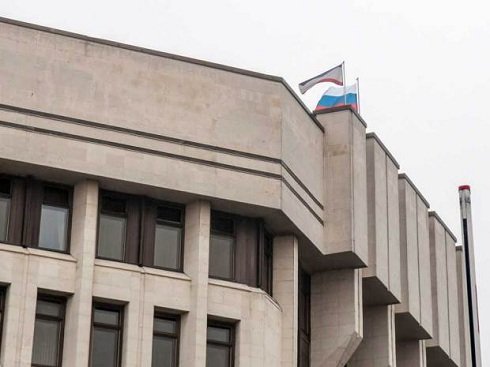 Ukrán válság- Orosz zászlók a Krím kormányzati épületein