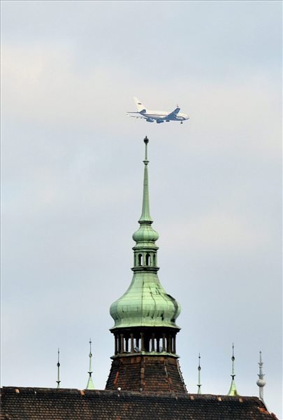 Vlagyimir Putyin orosz elnök gépe Budapest felett .