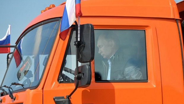 Putyin elnök egy Kamaz volán mögött