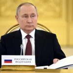 Vlagyimir Putyin orosz elnök egy energetikai találkozón azt mondta, hogy Európa „kaotikus lépései” nemcsak saját gazdaságát károsítják, hanem Oroszország olaj- és gázbevételeinek növekedéséhez is vezetnek Kép: Szputnyik/Szergej Guneev a Reuters-en keresztül
