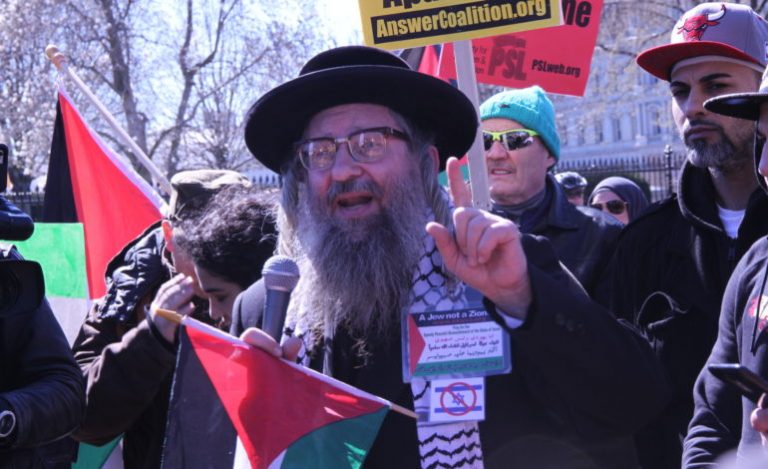 Rabbi palesztin zászlóval a kabátján