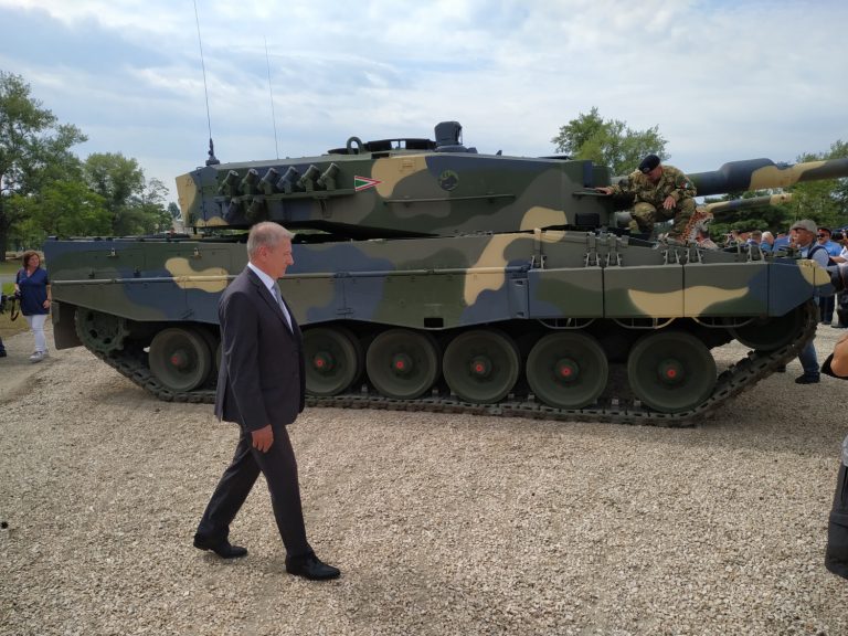 Honvédelmi miniszter- Romlik a biztonsági helyzet, Magyarország többféle fenyegetéssel számol