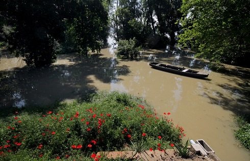 Elárasztotta a százhalombattai Hajós utcát az egyik házból feltörő Duna