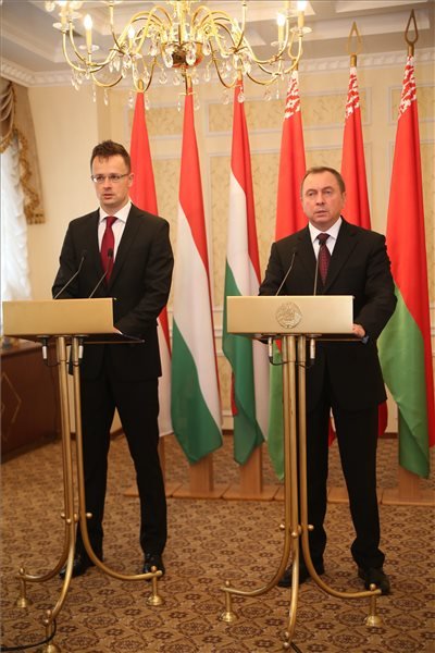 A Külgazdasági és Külügyminisztérium (KKM) által közreadott képen Szijjártó Péter külgazdasági és külügyminiszter (j) és Vladzimir Makej fehérorosz külügyminiszter sajtótájékoztatója Minszkben 2015. április 29-én. MTI Fotó: KKM