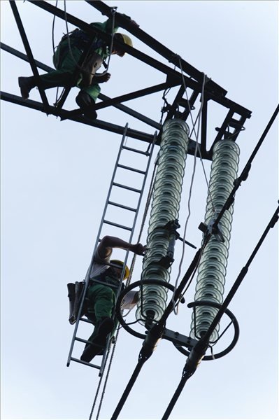 A MAVIR Zrt. munkatársai a Győr-Bős (Gabcíkovo) 400 kV-os nemzetközi távvezeték karbantartását végzik Győr közelében.