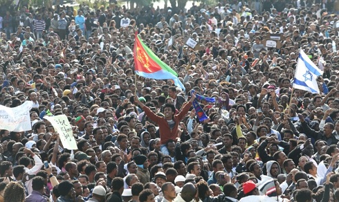 Több tízezer afrikai menekült tüntet Tel-Aviv központjában