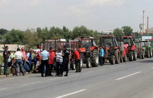 Délvidék- traktoros tiltakozó tüntetést tartottak a gazdák