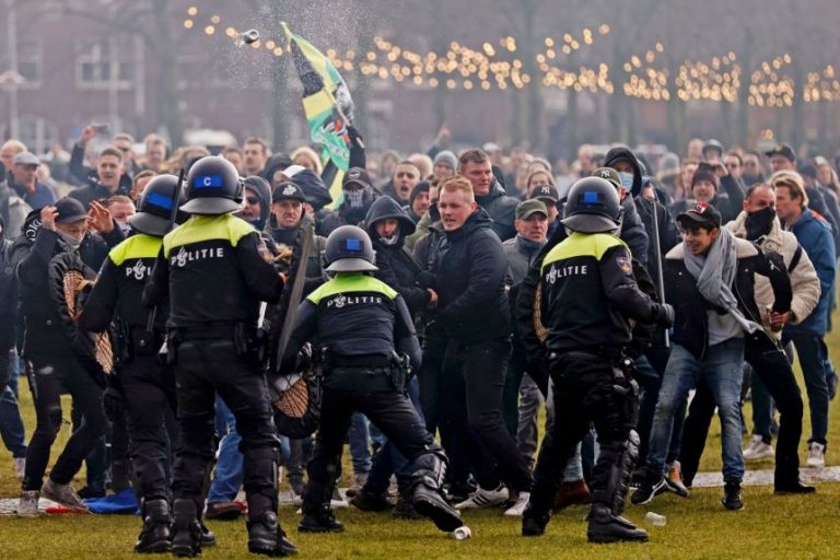 Vízágyúk és rohamrendőrök az amszterdami koronavírus korlátozás elleni tüntetésen