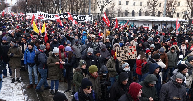 Tüntetés volt Bécsben a koronavírus korlátozások ellen