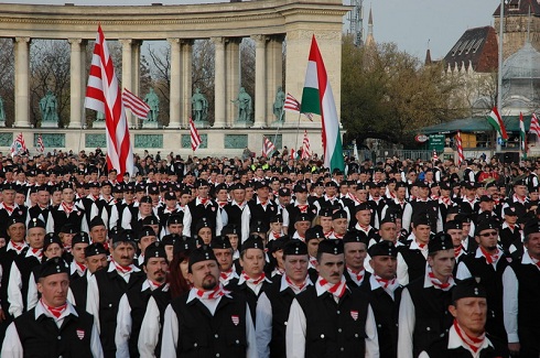 Vádemelés az Új Magyar Gárda vezetői ellen
