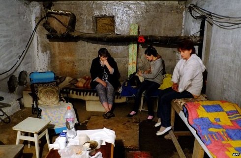 Ukrán polgárháború- Donyeckben a lakosság a szovjet idők óvóhelyeire menekül